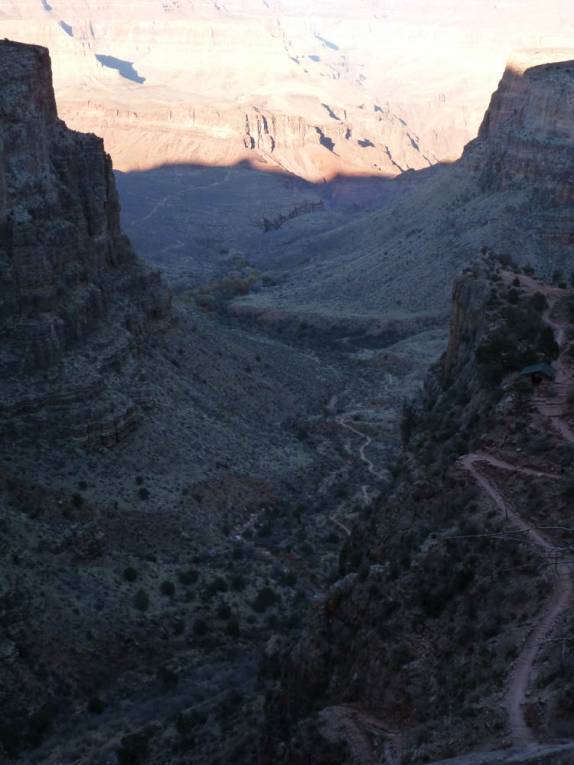 A trilha serpenteia desfiladeiro acima, na subida do Grand Canyon, no Arizona, nos Estados Unidos